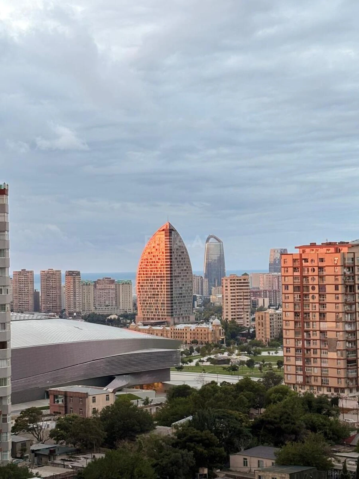 Satılır 4 otaqlı mənzil 140 m²