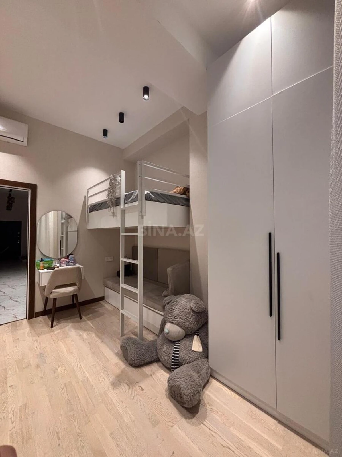 Satılır 4 otaqlı mənzil 140 m²