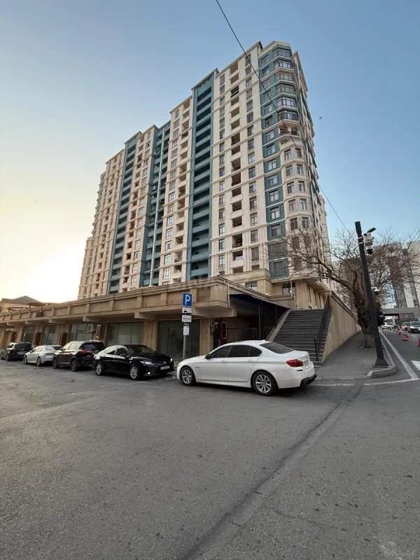 Satılır 4 otaqlı mənzil 165 m²