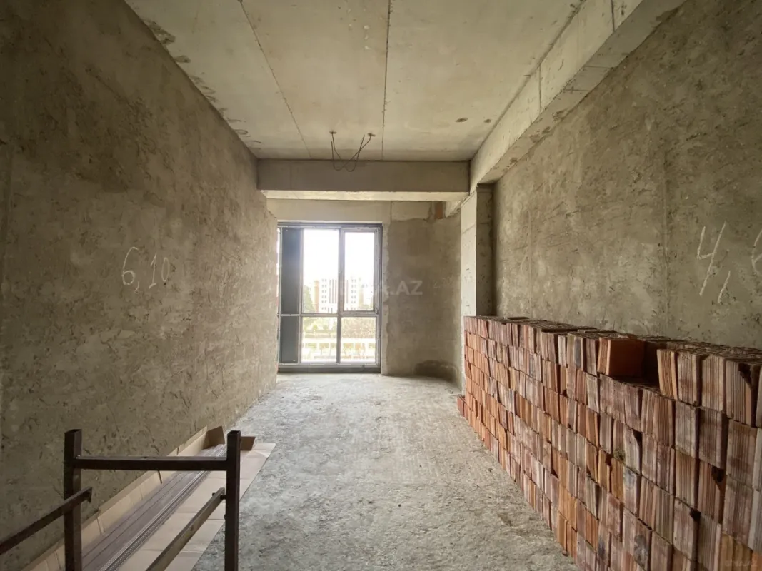 Satılır 4 otaqlı mənzil 195 m²