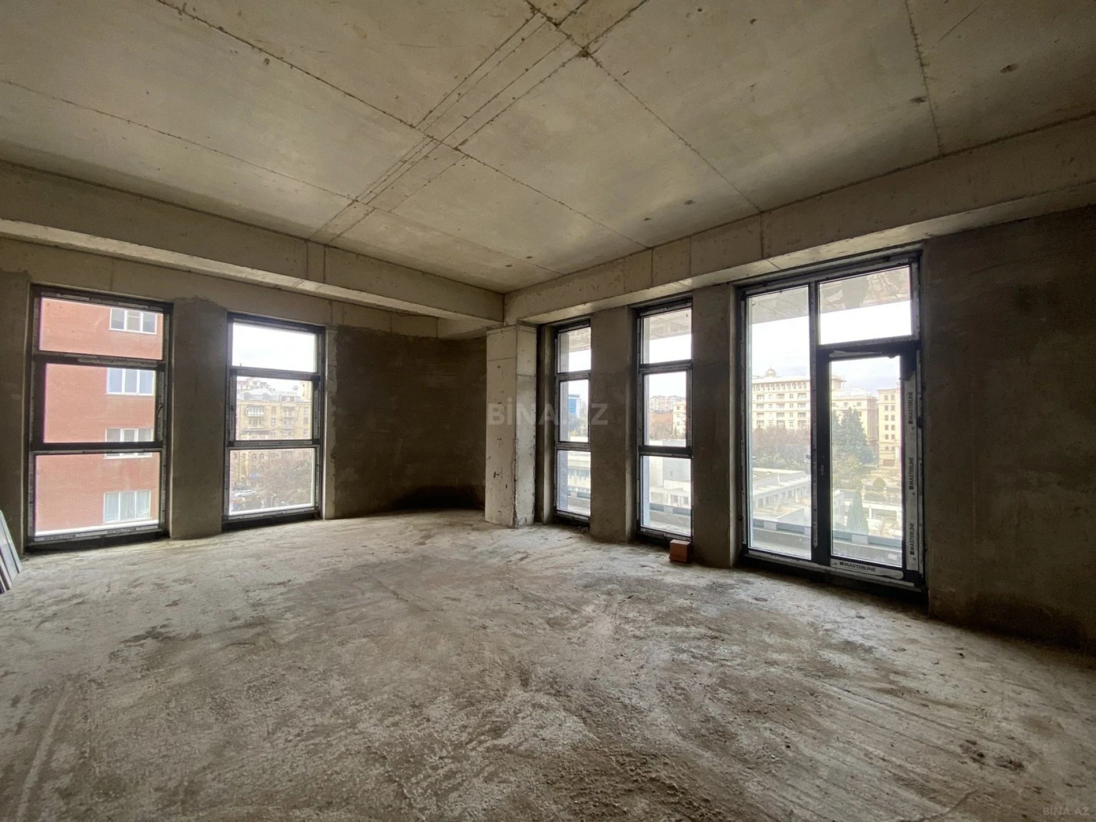 Satılır 4 otaqlı mənzil 195 m²