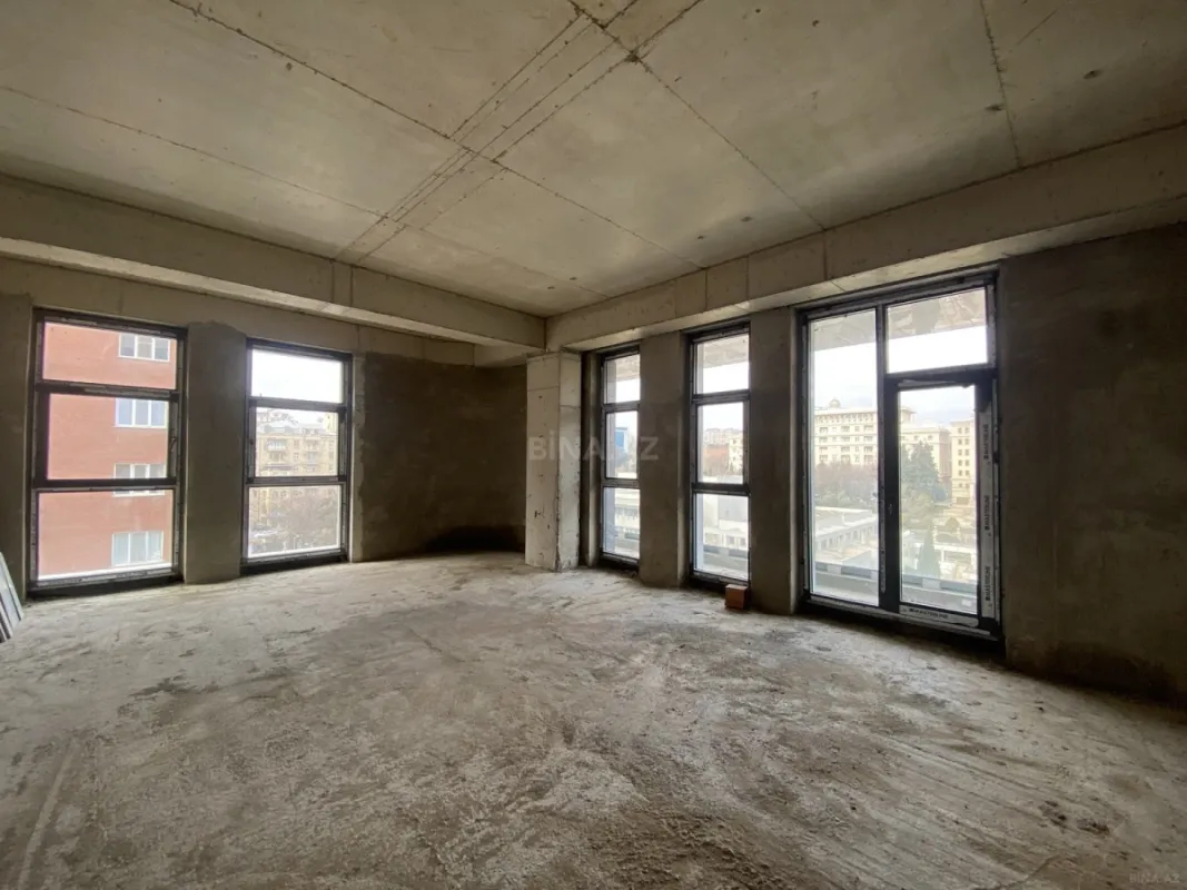 Satılır 4 otaqlı mənzil 195 m²