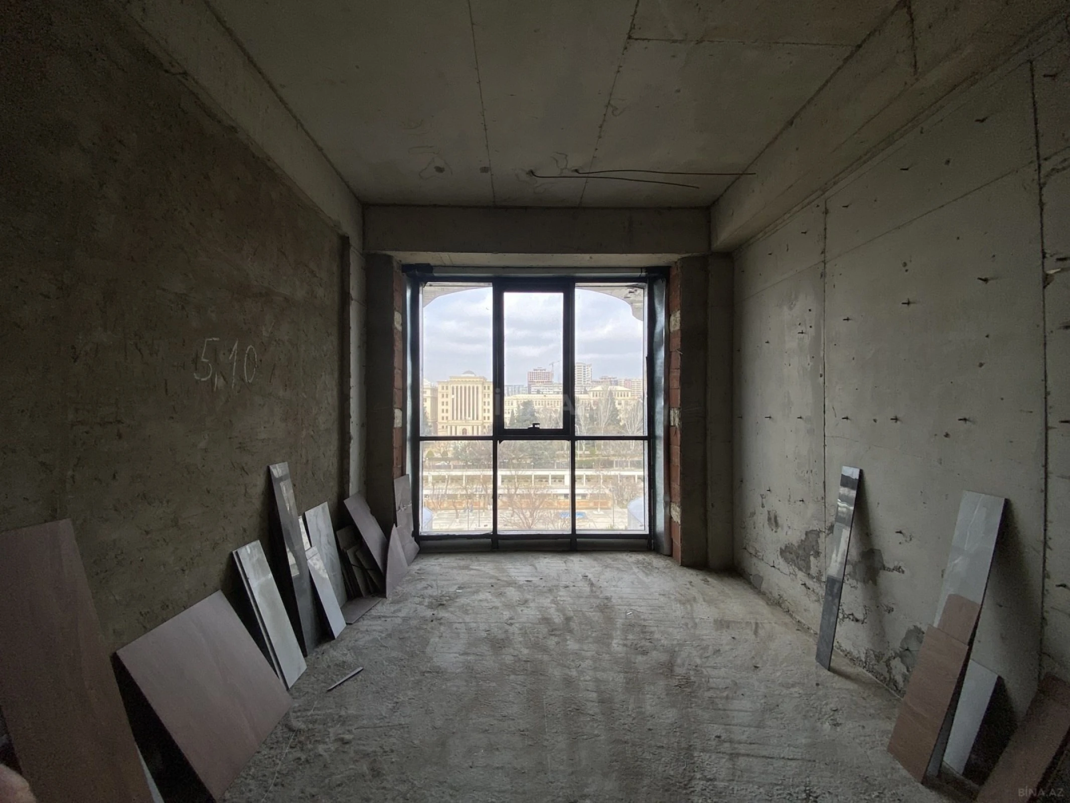 Satılır 4 otaqlı mənzil 195 m²