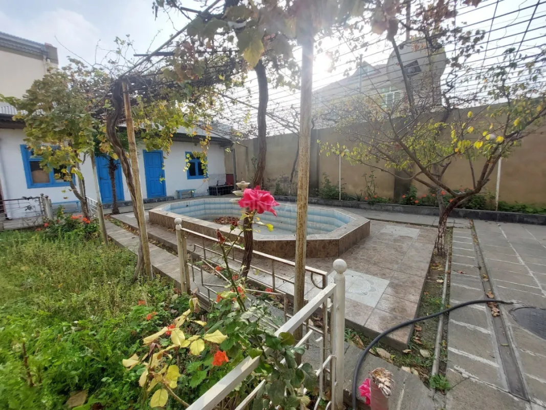 Satılır 9 otaqlı həyət evi 400 m²