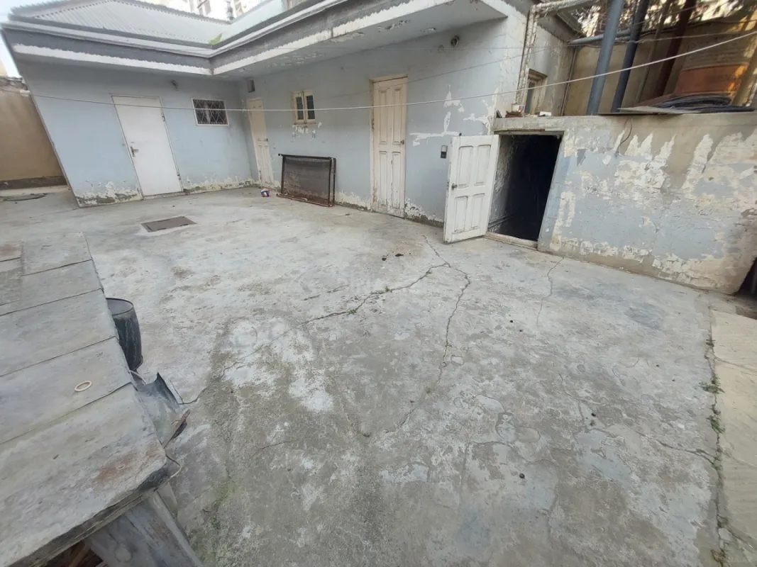 Satılır 9 otaqlı həyət evi 400 m²