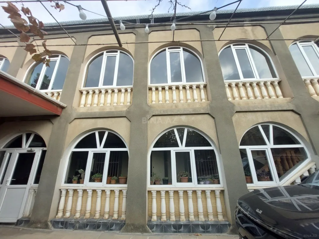 Satılır 9 otaqlı həyət evi 400 m²
