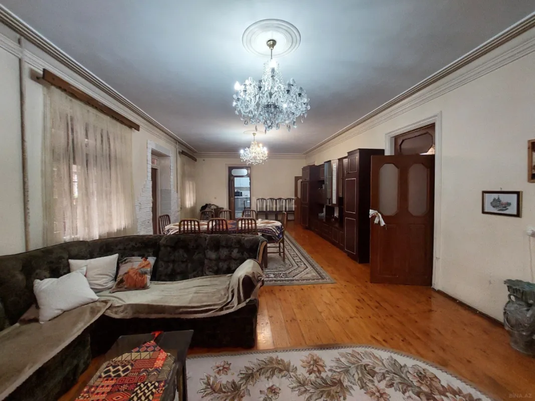 Satılır 9 otaqlı həyət evi 400 m²