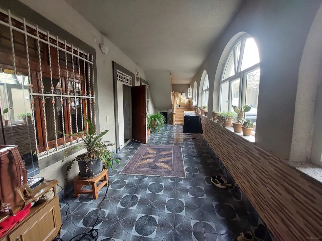 Satılır 9 otaqlı həyət evi 400 m²