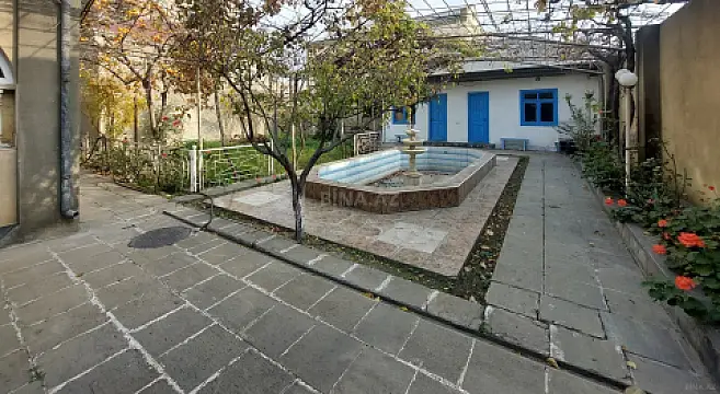 Satılır 9 otaqlı həyət evi 400 m²