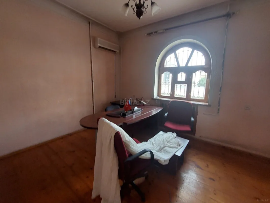 Satılır 9 otaqlı həyət evi 400 m²