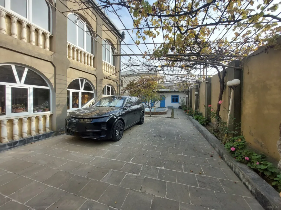 Satılır 9 otaqlı həyət evi 400 m²