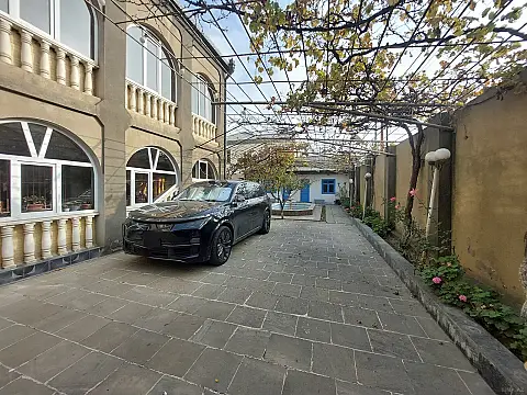 Satılır 9 otaqlı həyət evi 400 m²