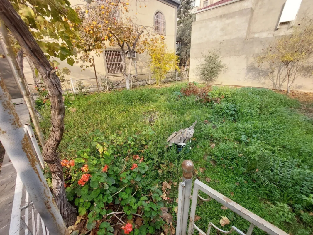 Satılır 9 otaqlı həyət evi 400 m²