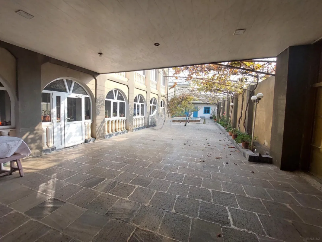 Satılır 9 otaqlı həyət evi 400 m²