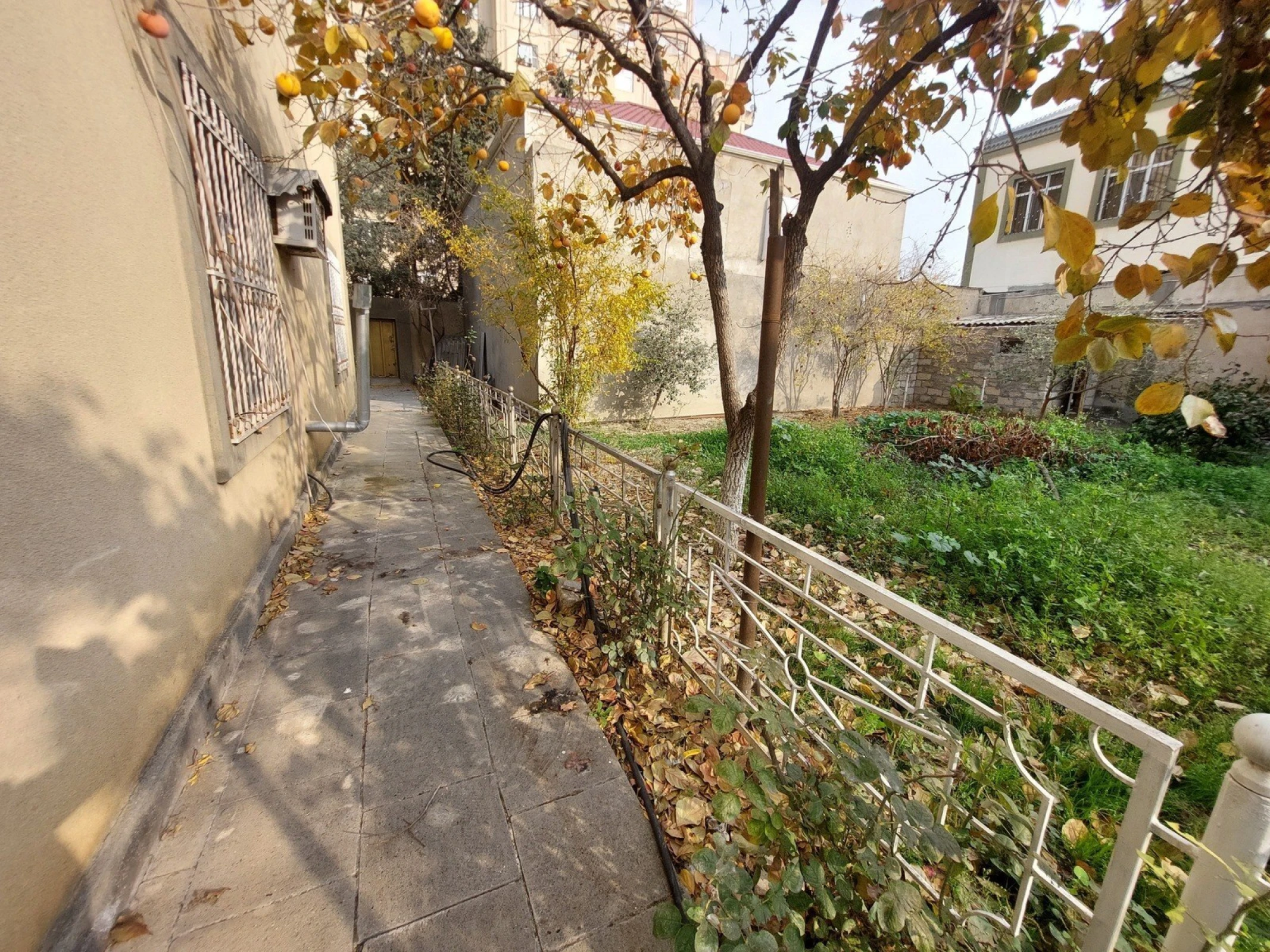 Satılır 9 otaqlı həyət evi 400 m²