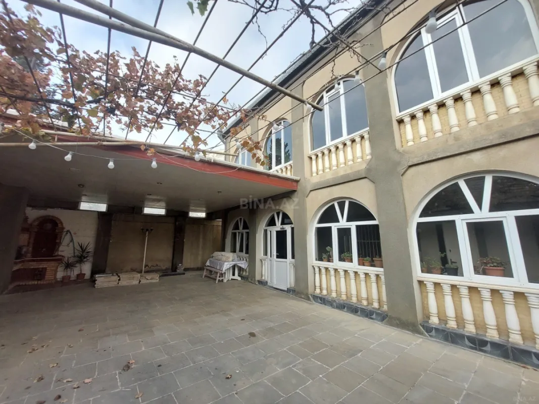 Satılır 9 otaqlı həyət evi 400 m²