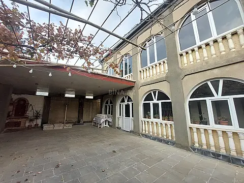 Satılır 9 otaqlı həyət evi 400 m²