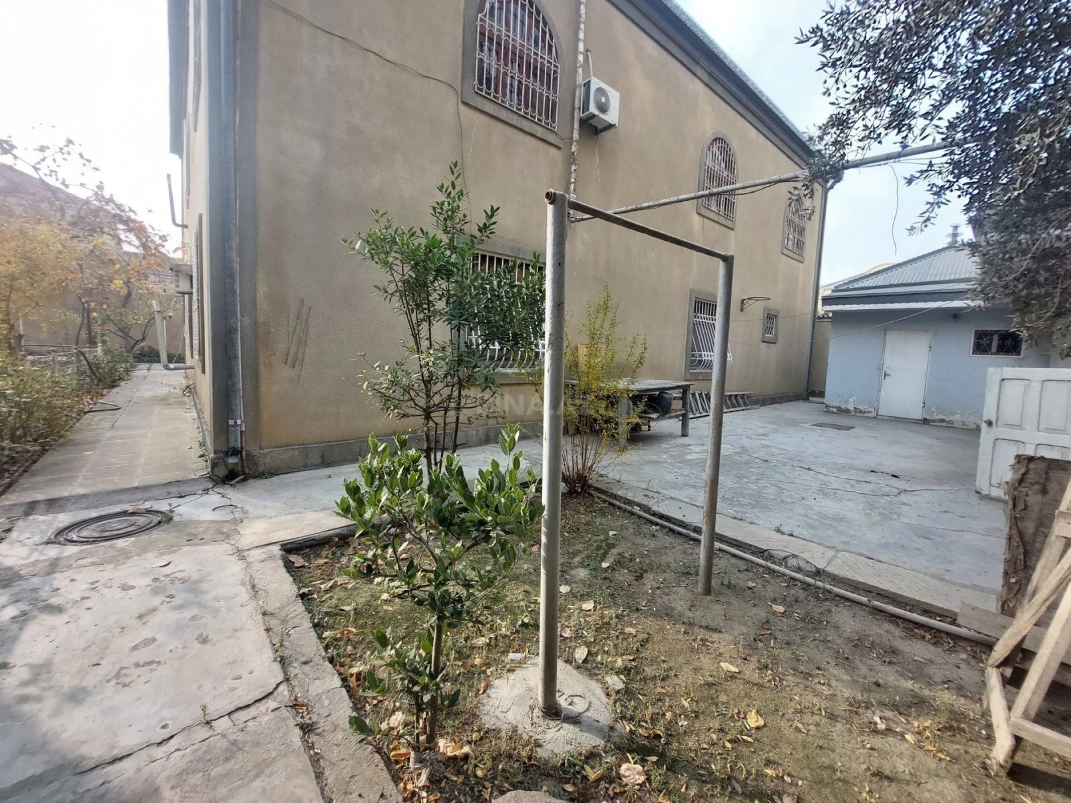 Satılır 9 otaqlı həyət evi 400 m²