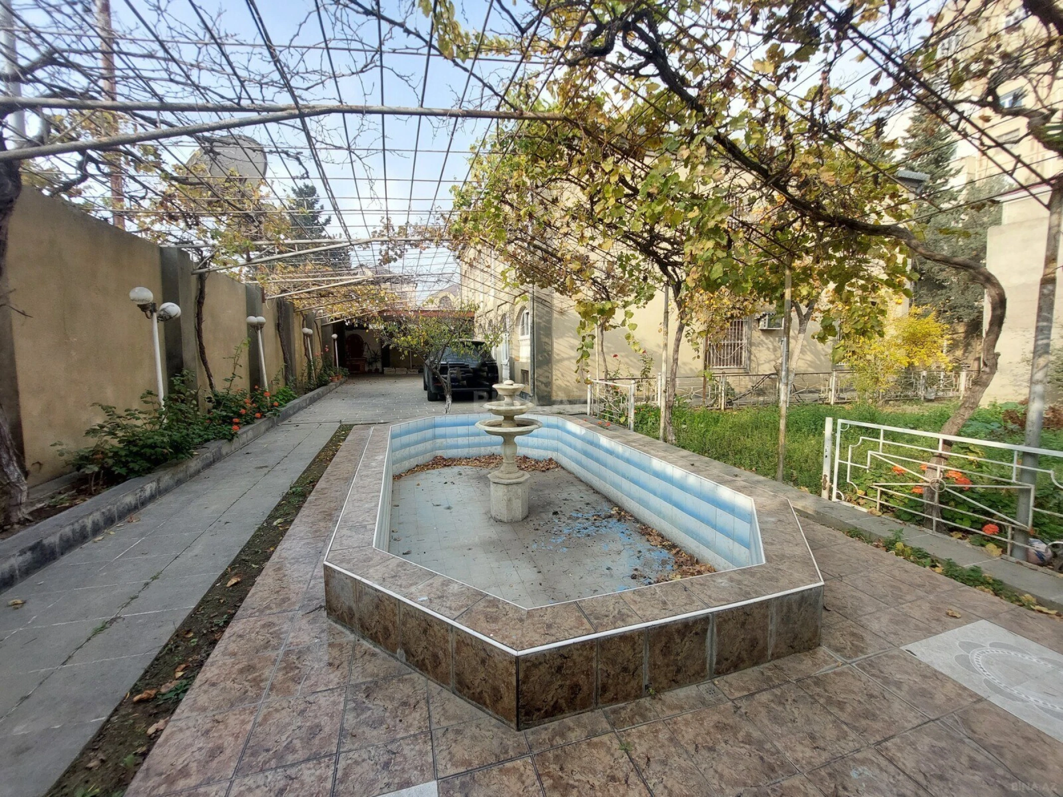 Satılır 9 otaqlı həyət evi 400 m²