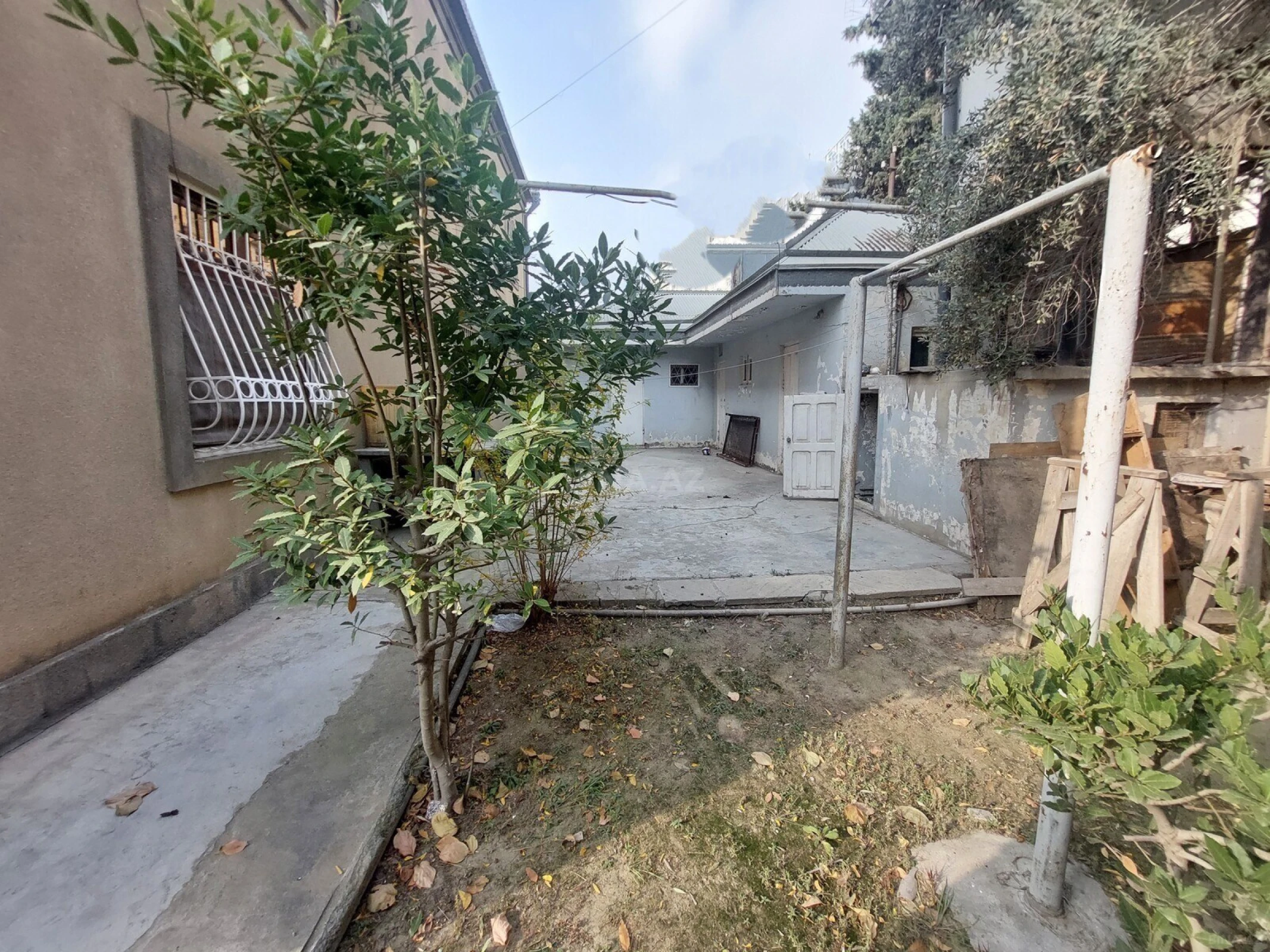 Satılır 9 otaqlı həyət evi 400 m²