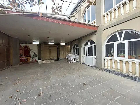 Satılır 9 otaqlı həyət evi 400 m²