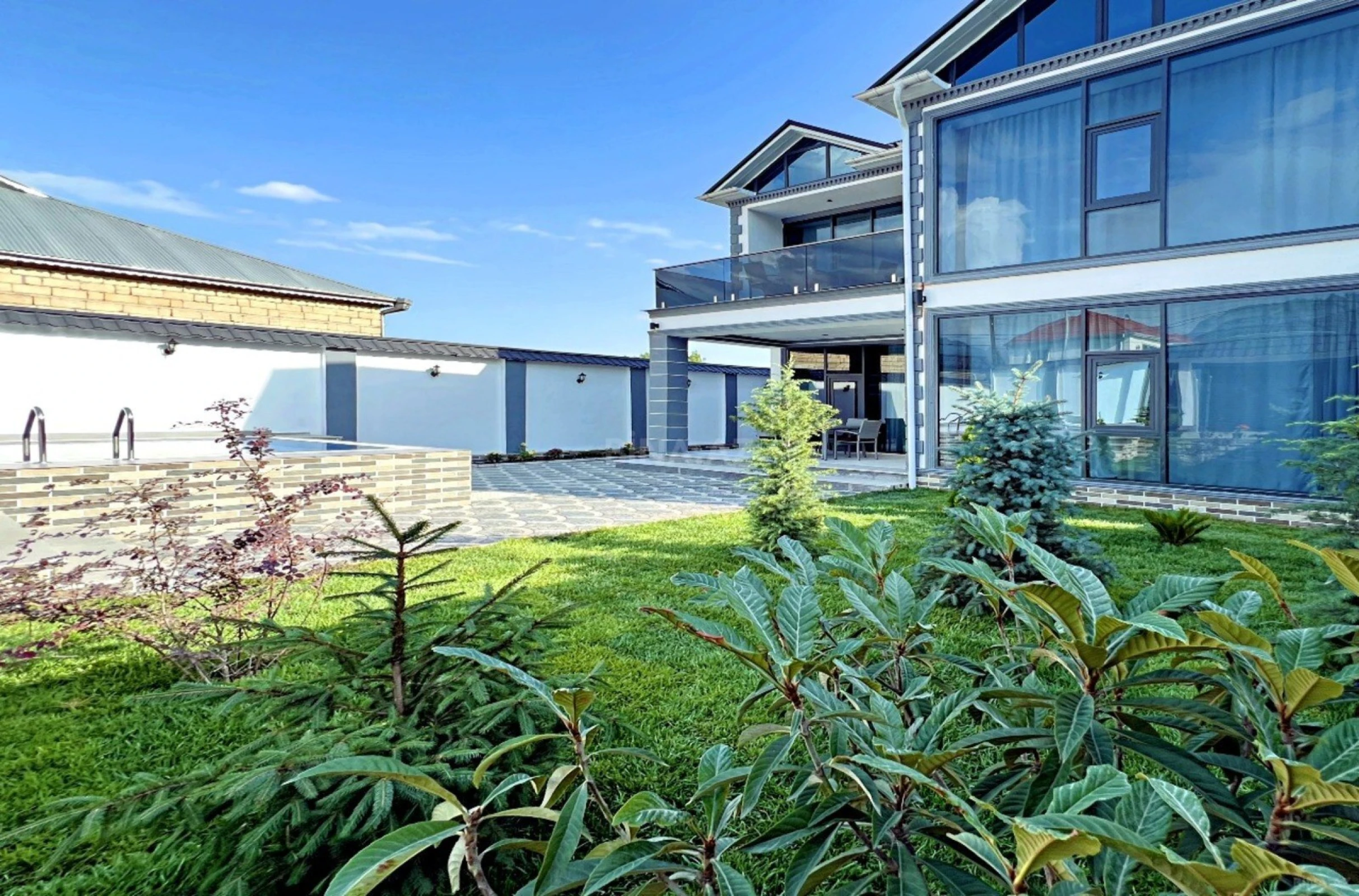 Kirayə verilir 6 otaqlı həyət evi 308 m²