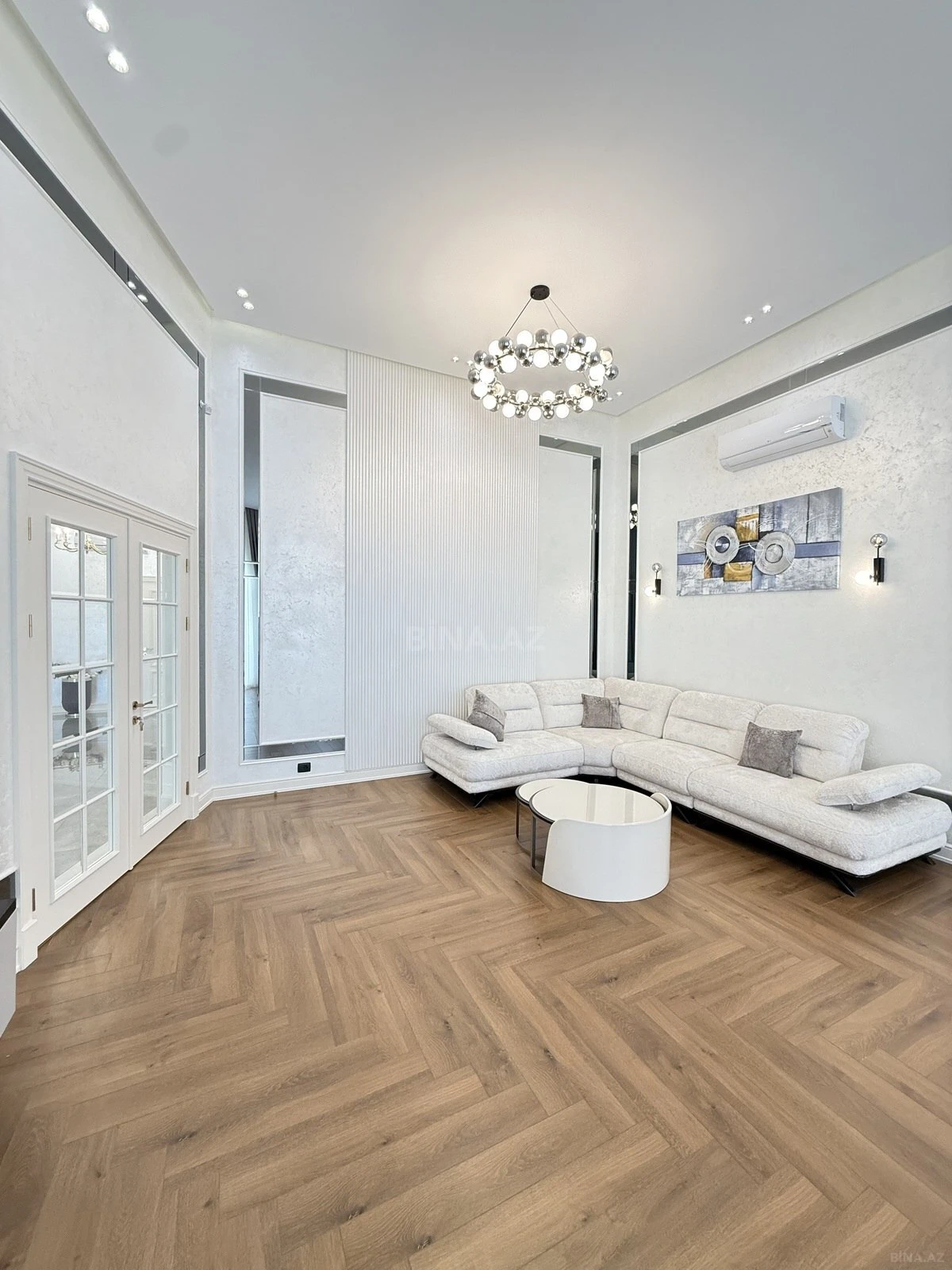 Satılır 5 otaqlı həyət evi 300 m²