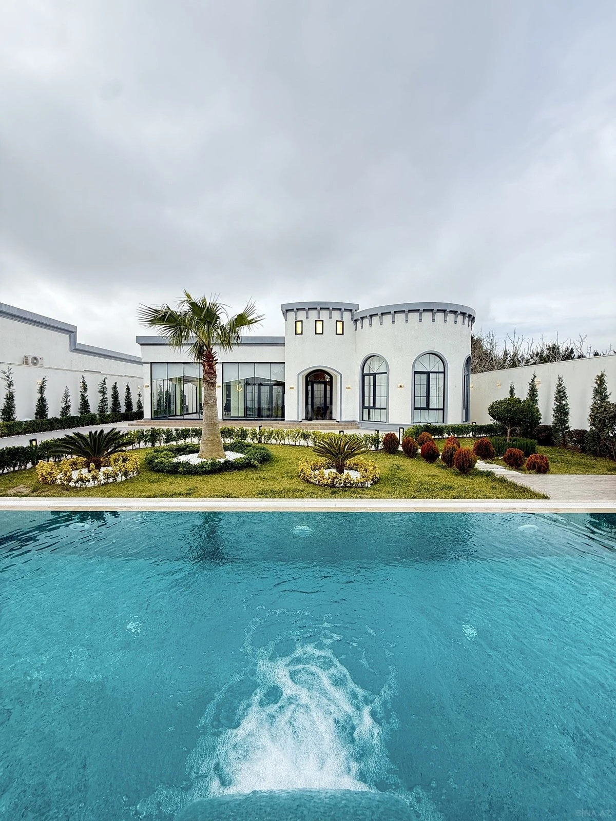 Satılır 5 otaqlı həyət evi 300 m²