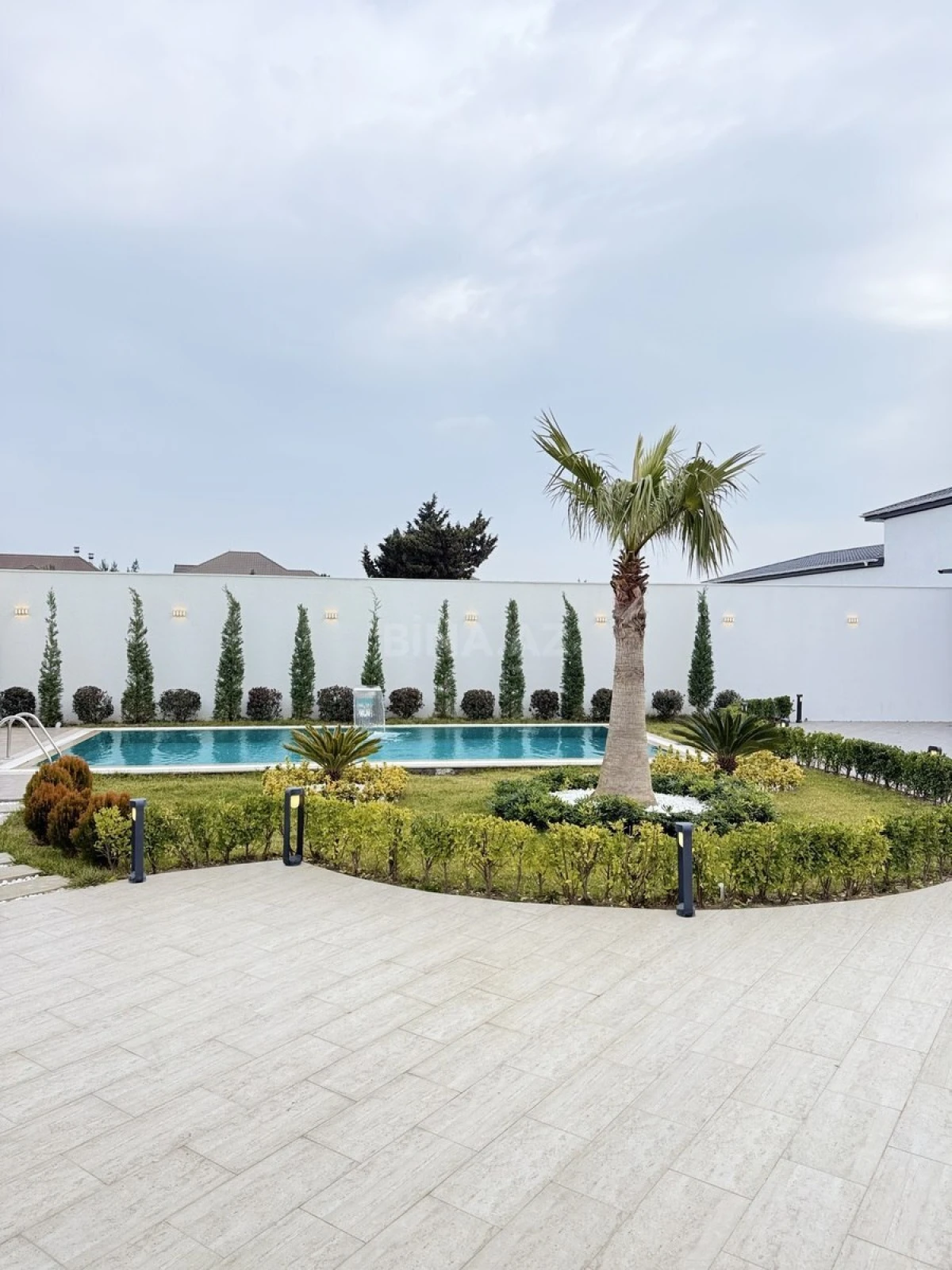 Satılır 5 otaqlı həyət evi 300 m²