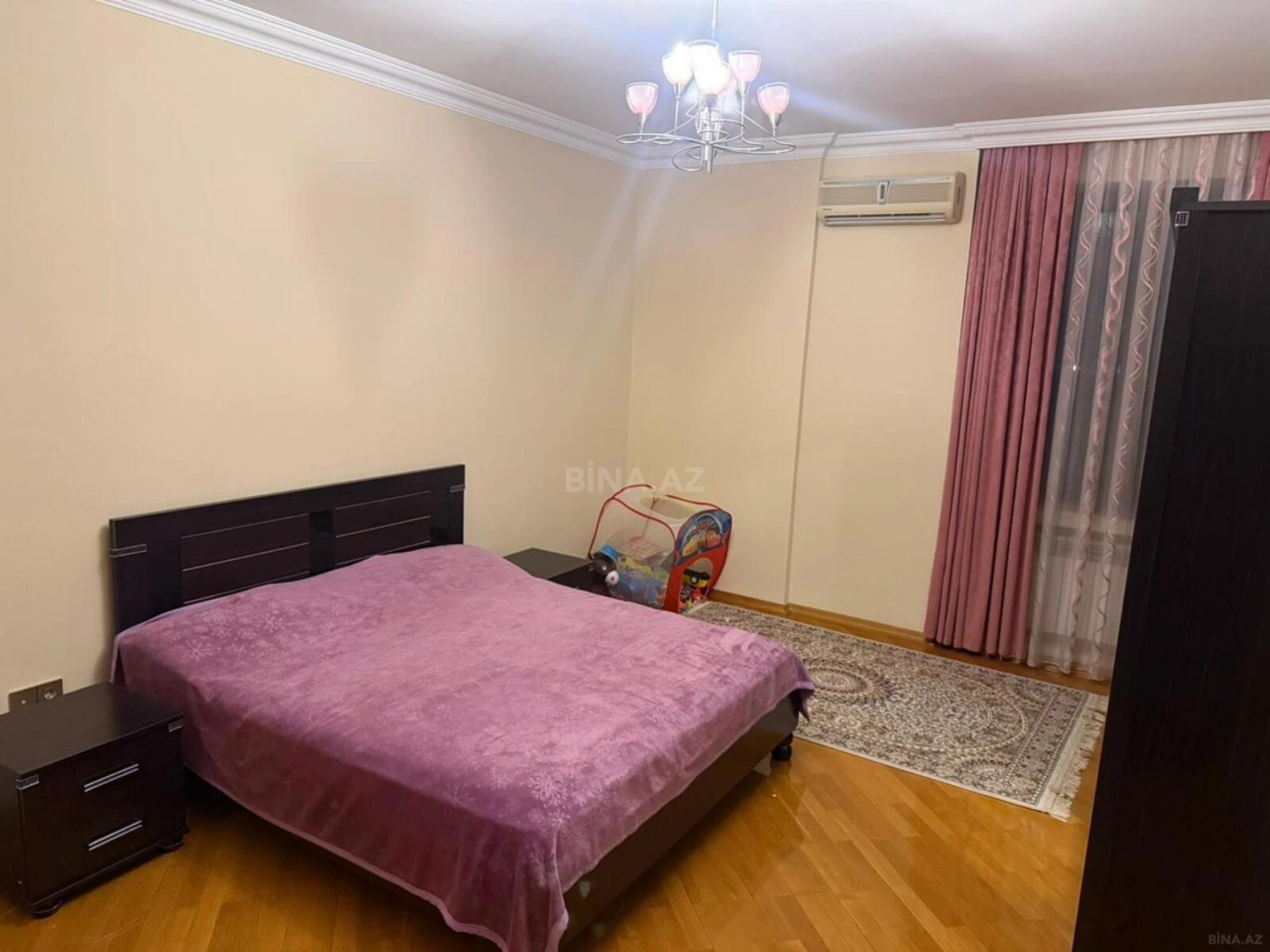 Satılır 4 otaqlı mənzil 212 m²
