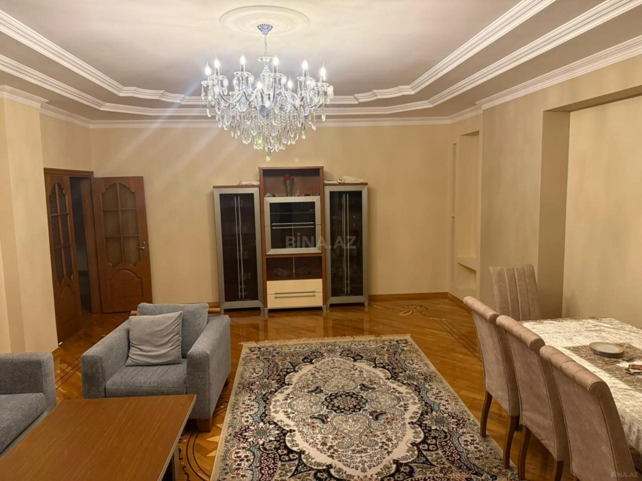 Satılır 4 otaqlı mənzil 212 m²