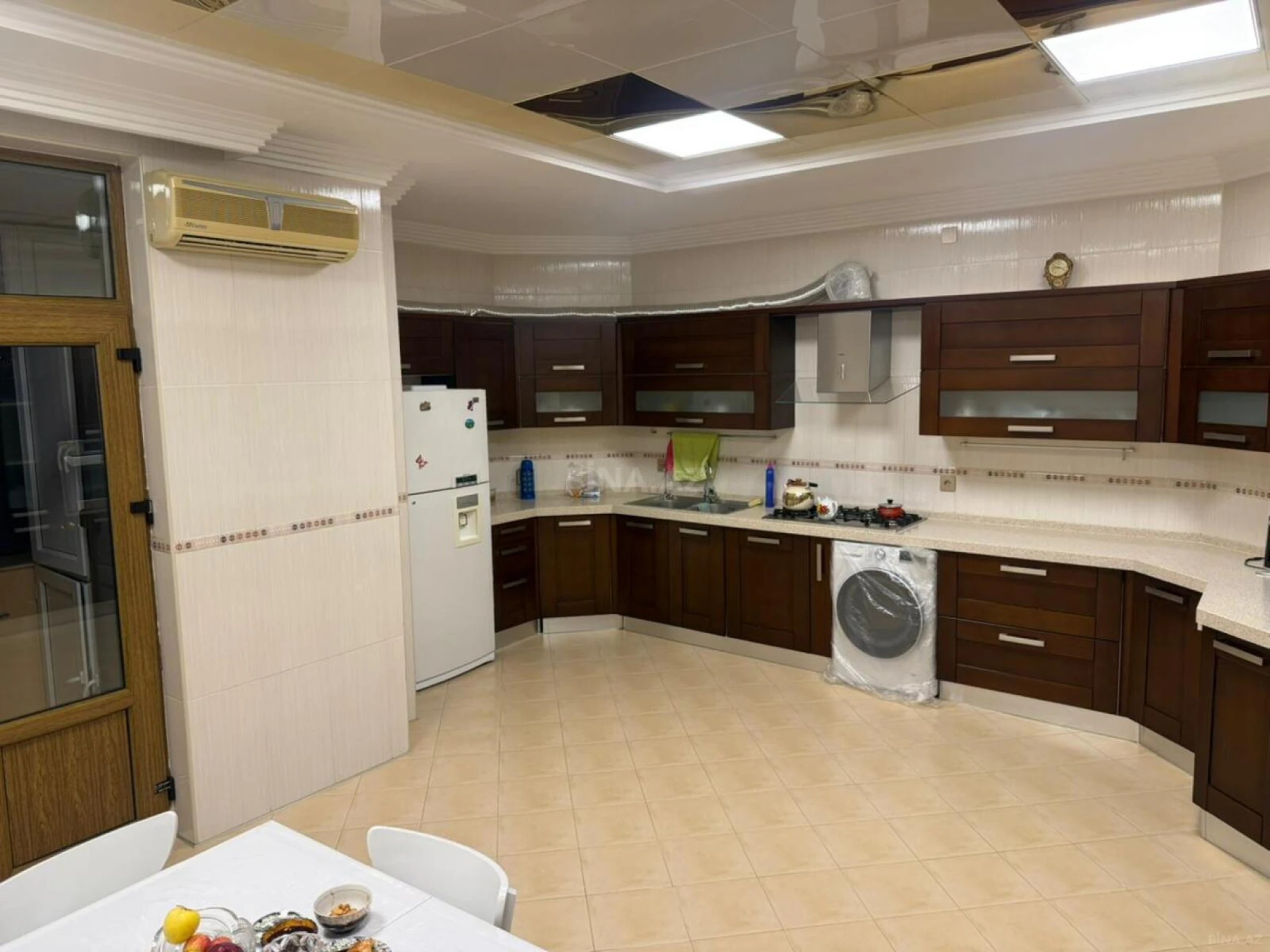 Satılır 4 otaqlı mənzil 212 m²
