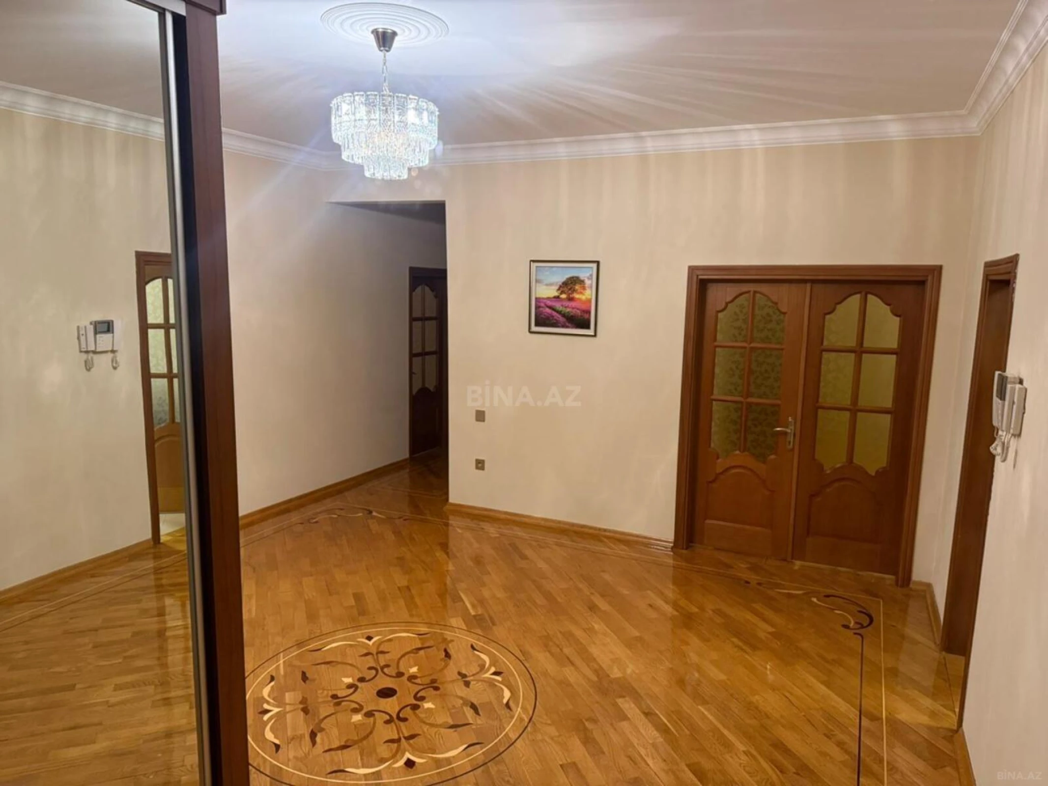 Satılır 4 otaqlı mənzil 212 m²