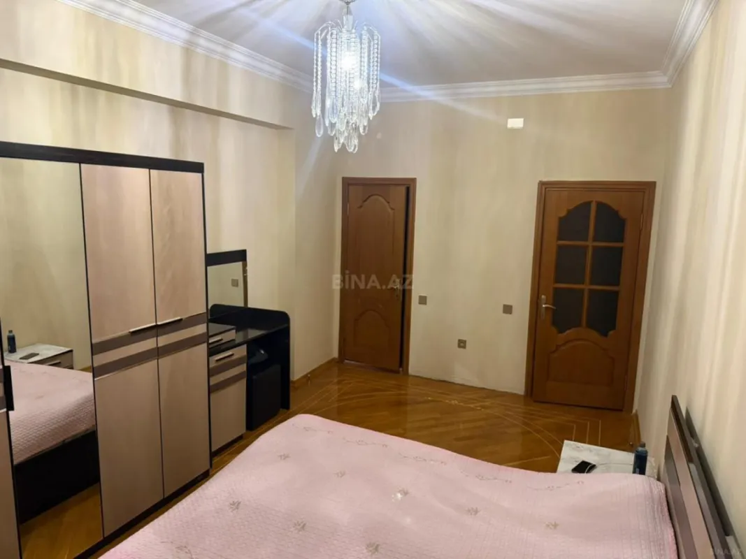 Satılır 4 otaqlı mənzil 212 m²