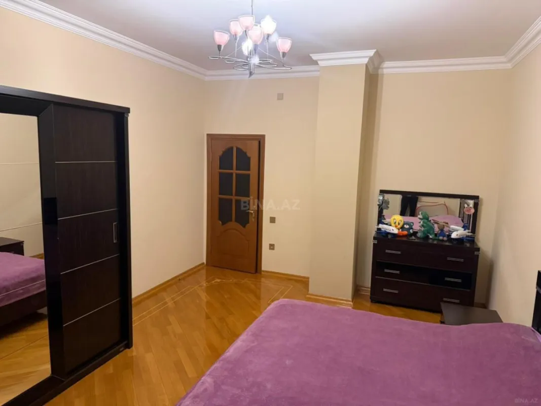 Satılır 4 otaqlı mənzil 212 m²