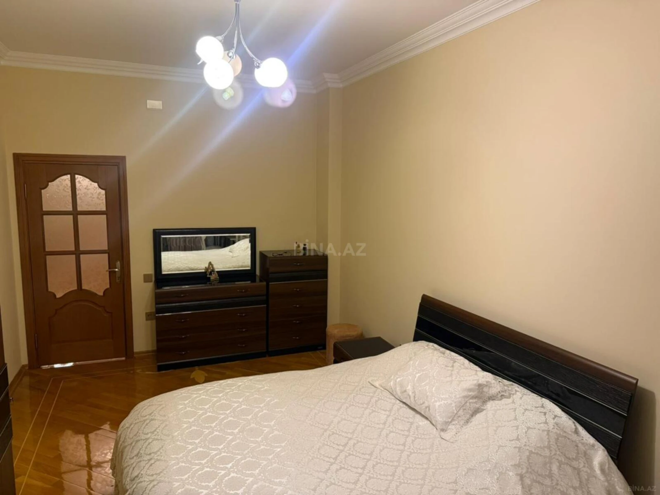 Satılır 4 otaqlı mənzil 212 m²