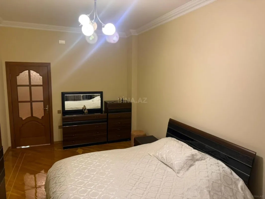 Satılır 4 otaqlı mənzil 212 m²
