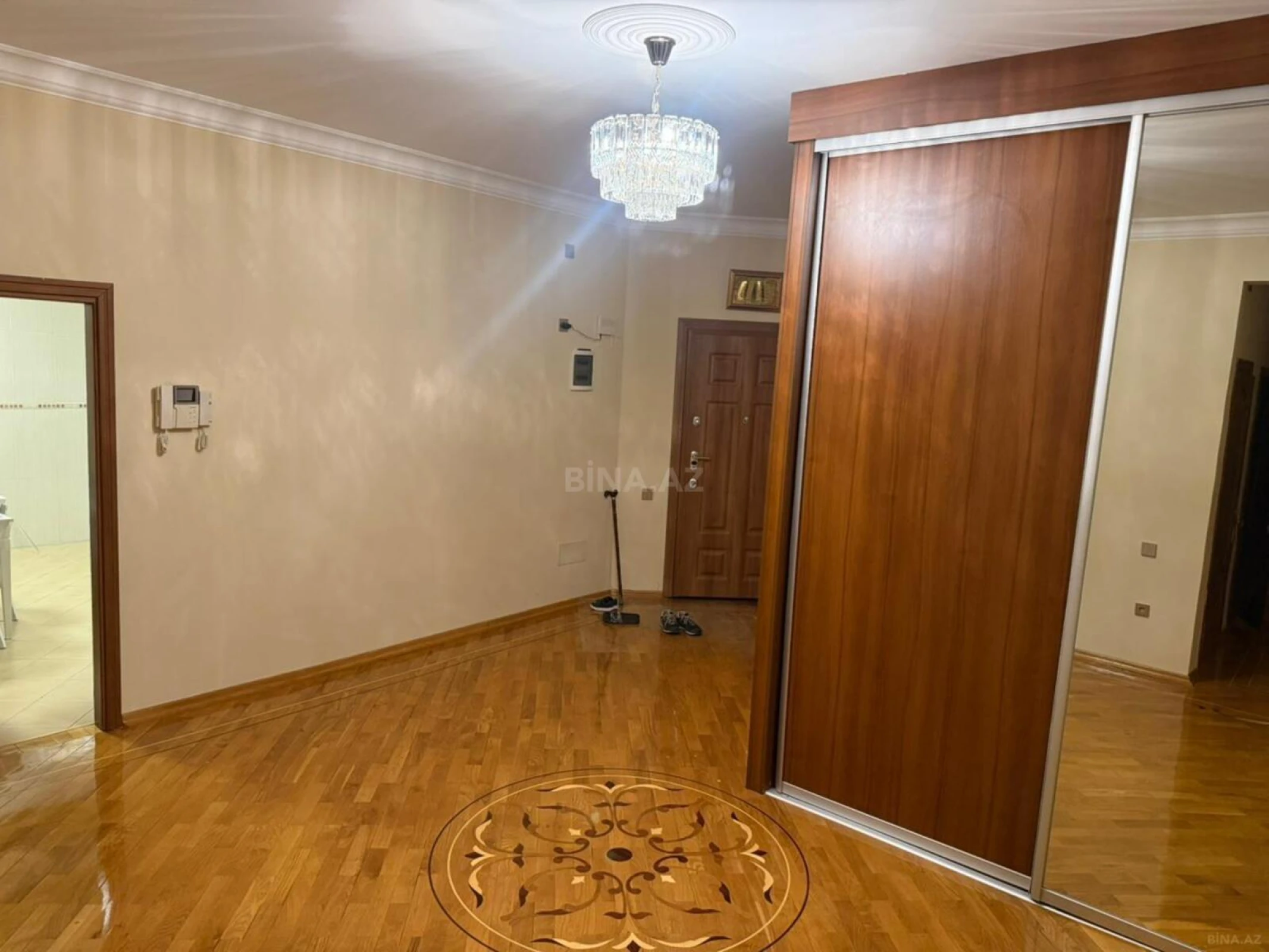Satılır 4 otaqlı mənzil 212 m²