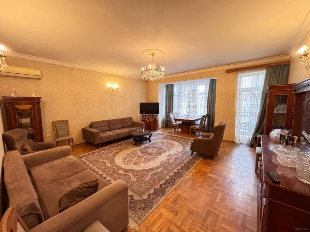 Satılır 4 otaqlı mənzil 152 m²