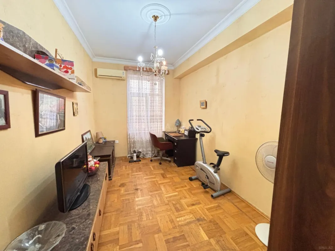 Satılır 4 otaqlı mənzil 152 m²