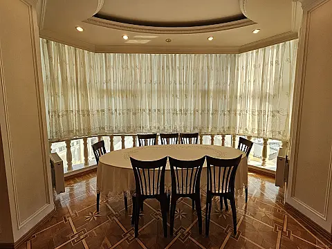 Kirayə verilir 4 otaqlı mənzil 180 m²