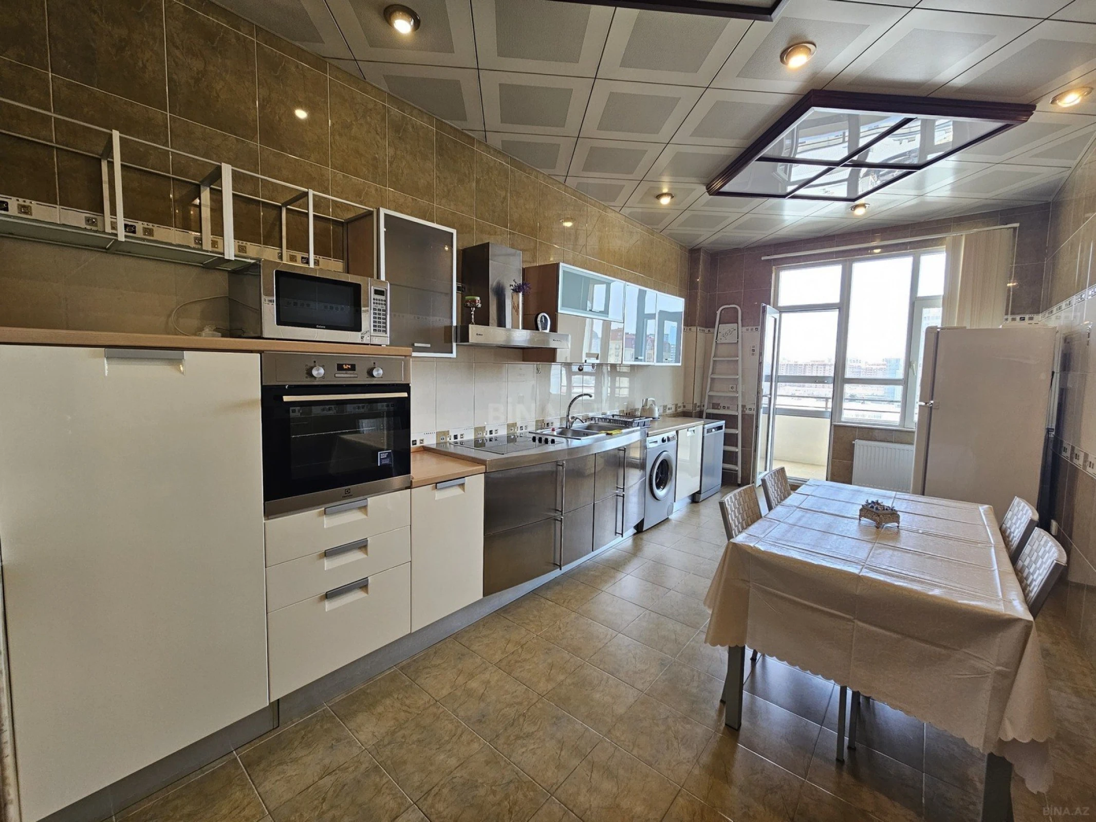 Kirayə verilir 4 otaqlı mənzil 180 m²