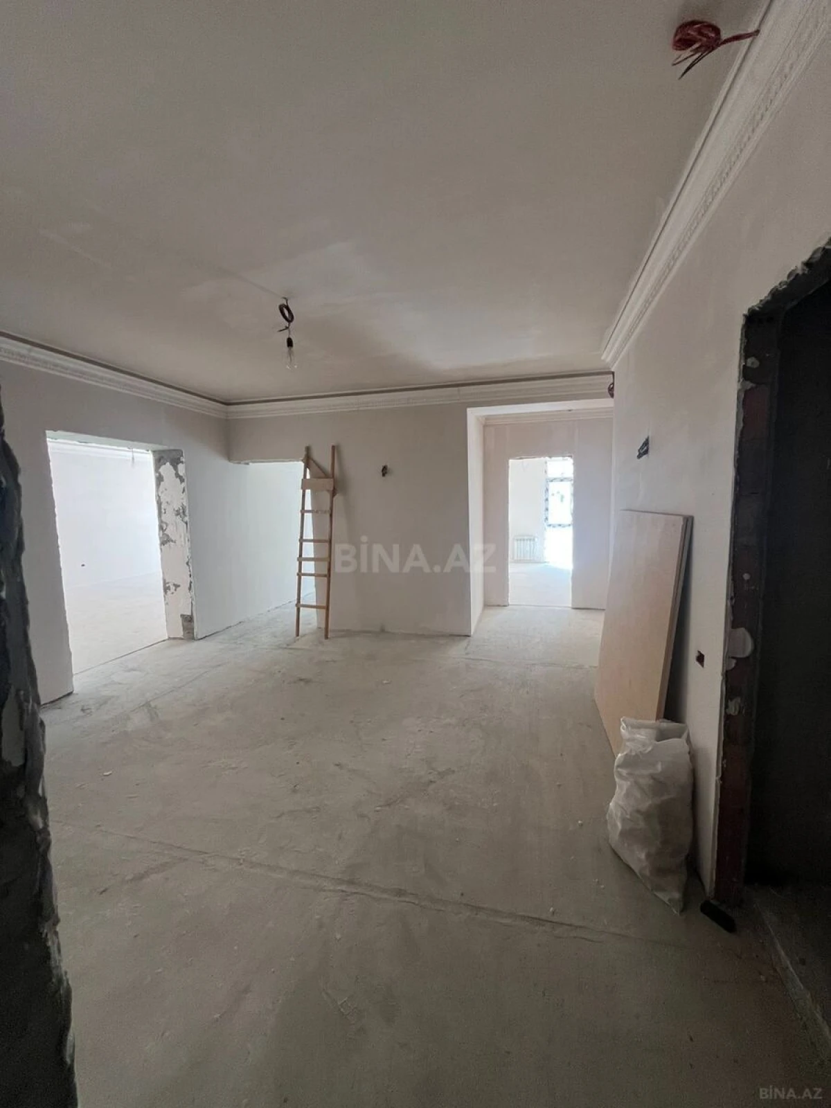 Satılır 4 otaqlı mənzil 201 m²