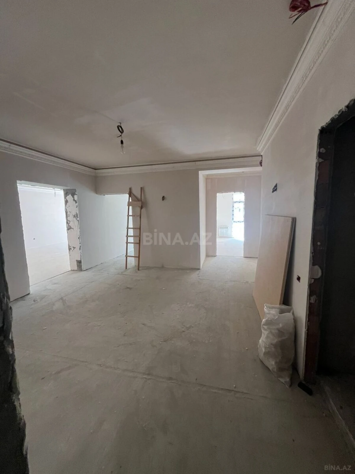 Satılır 4 otaqlı mənzil 201 m²