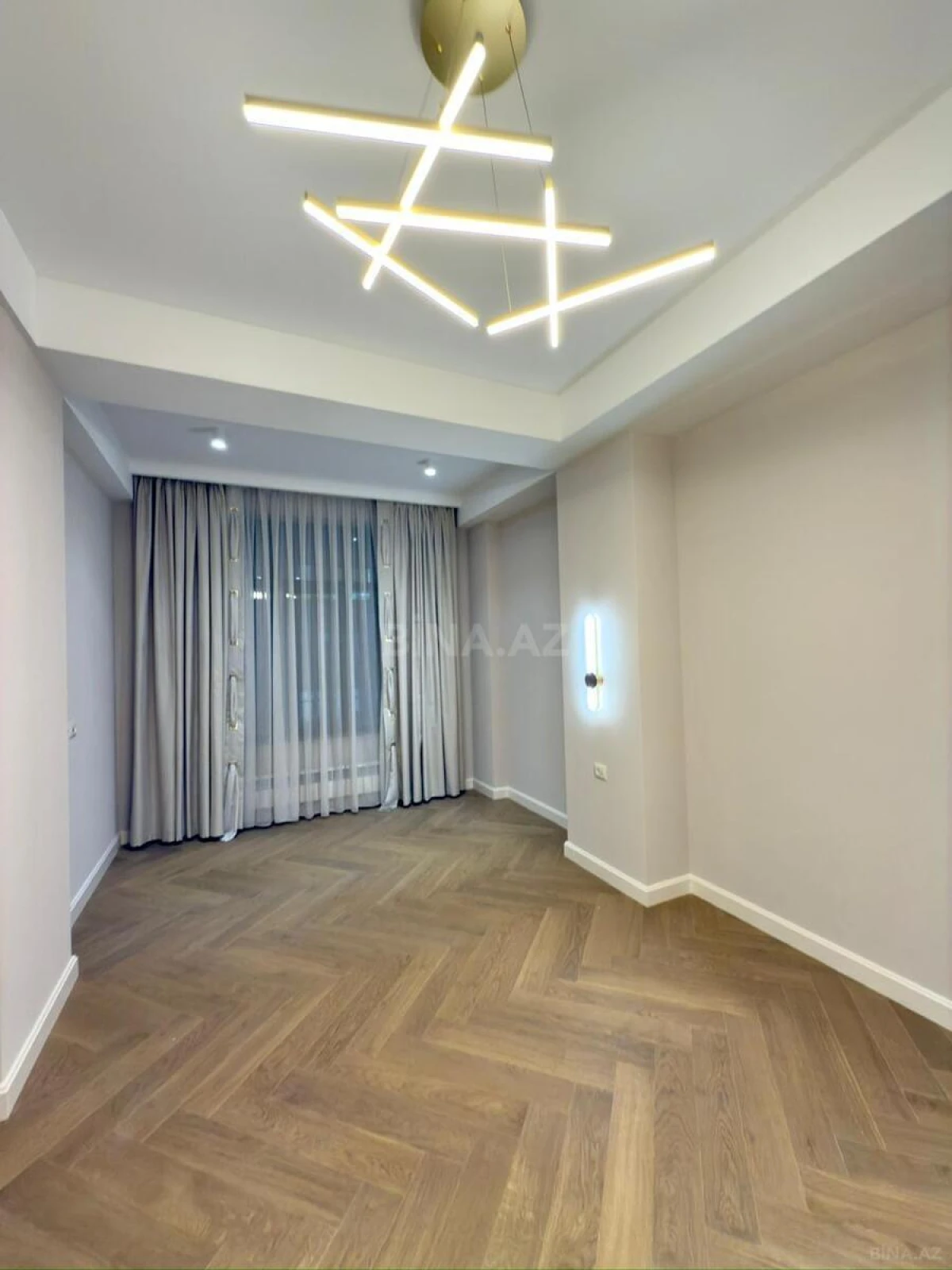 Satılır 3 otaqlı mənzil 136 m²