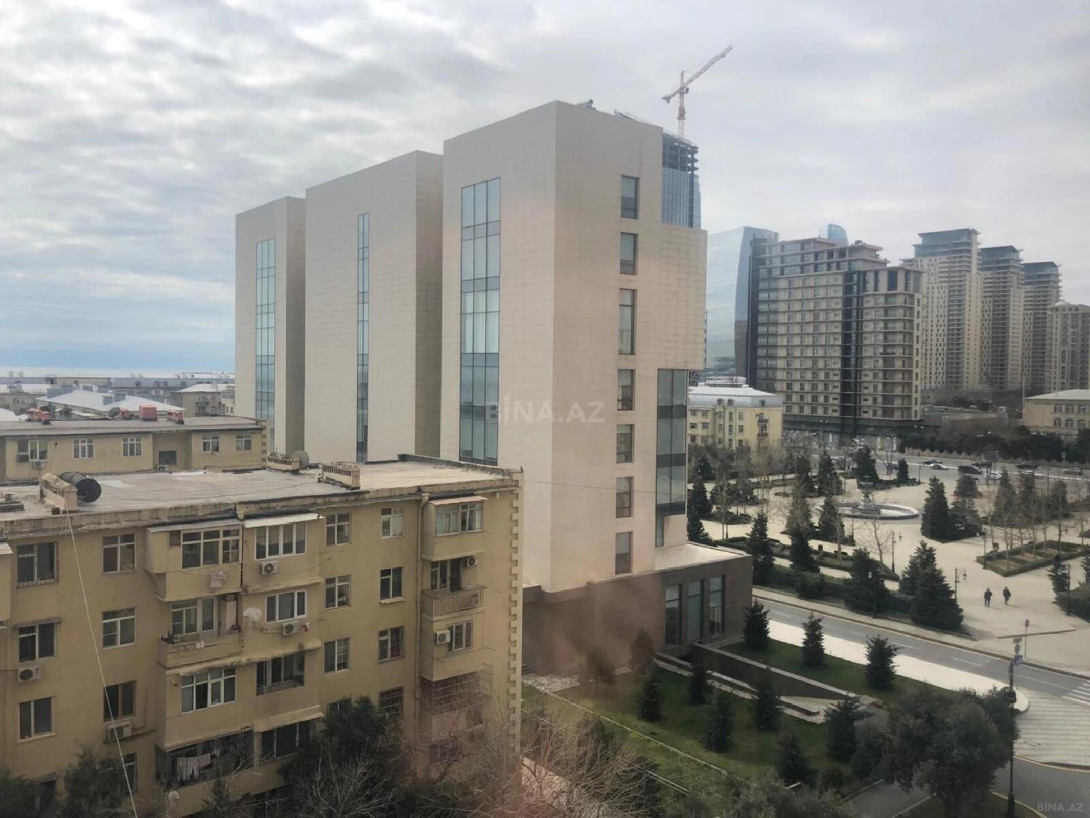 Satılır 3 otaqlı mənzil 142 m²
