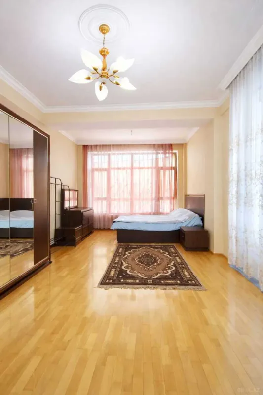 Satılır 2 otaqlı mənzil 145 m²
