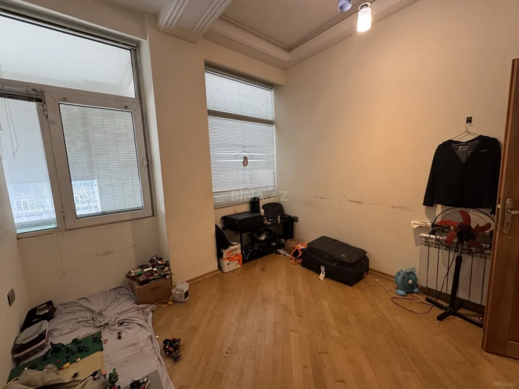 Satılır 7 otaqlı mənzil 317 m²