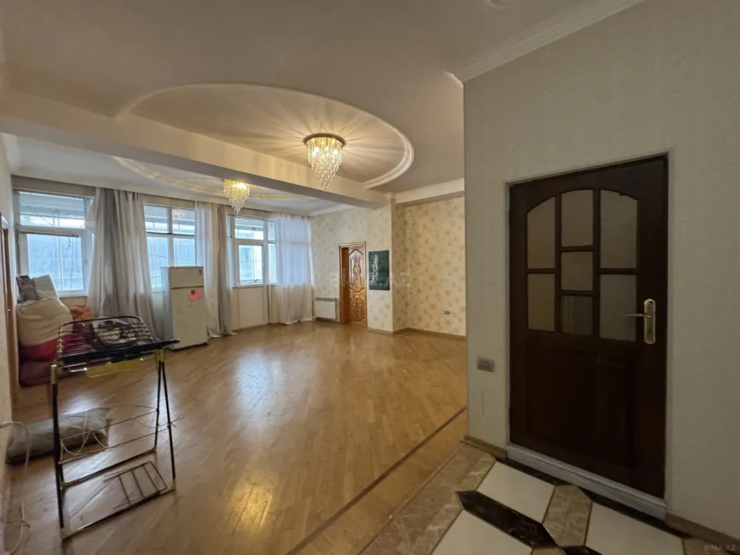 Satılır 7 otaqlı mənzil 317 m²