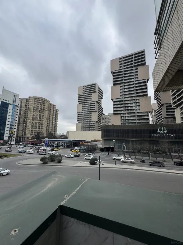 Satılır 7 otaqlı mənzil 317 m²